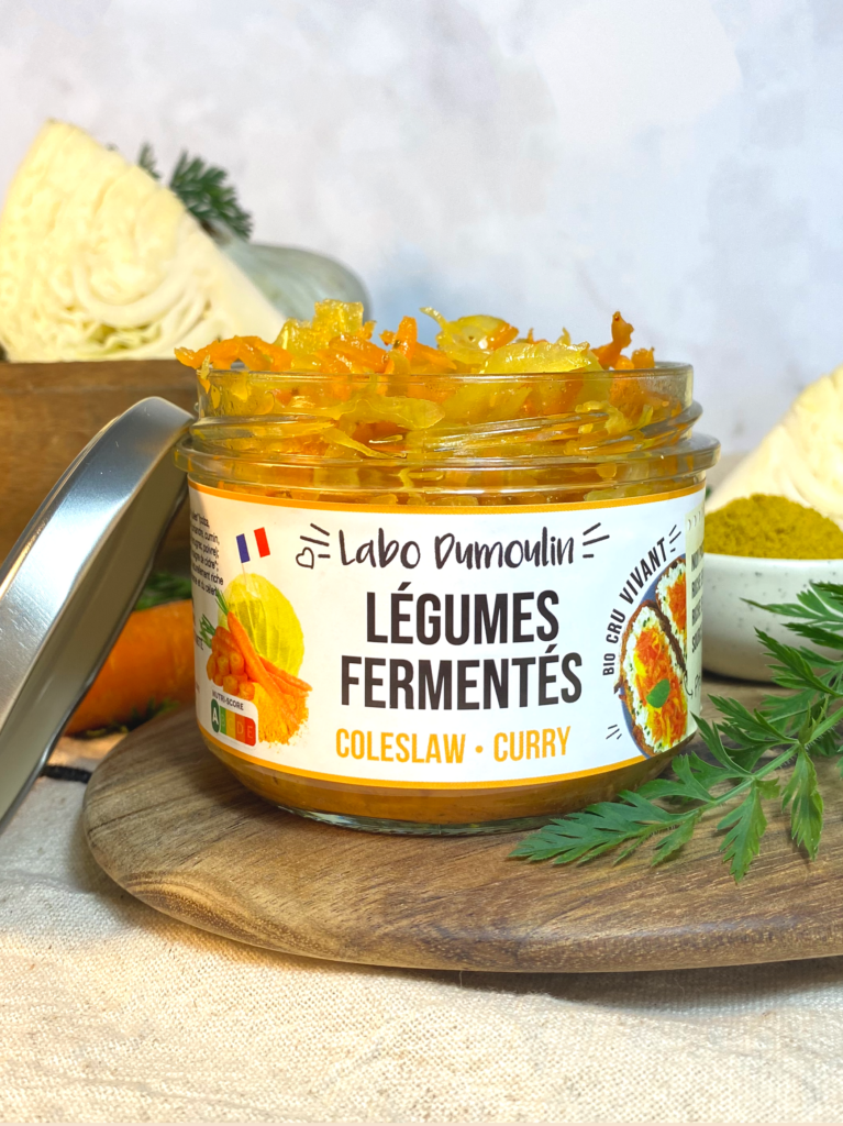 Pot de légumes fermentés recette coleslaw curry - lactofermentation riche en probiotiques, bon pour le micrbiote intestinal - le labo Dumoulin producteur de kéfir de fruits