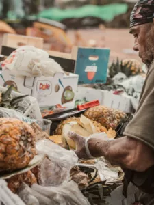 tepache boisson originaire du mexique, traditionnel, boisson street food mexicaine, marché mexique. Photo : Marché au mexique, homme qui découpe et vends des ananas fraiches